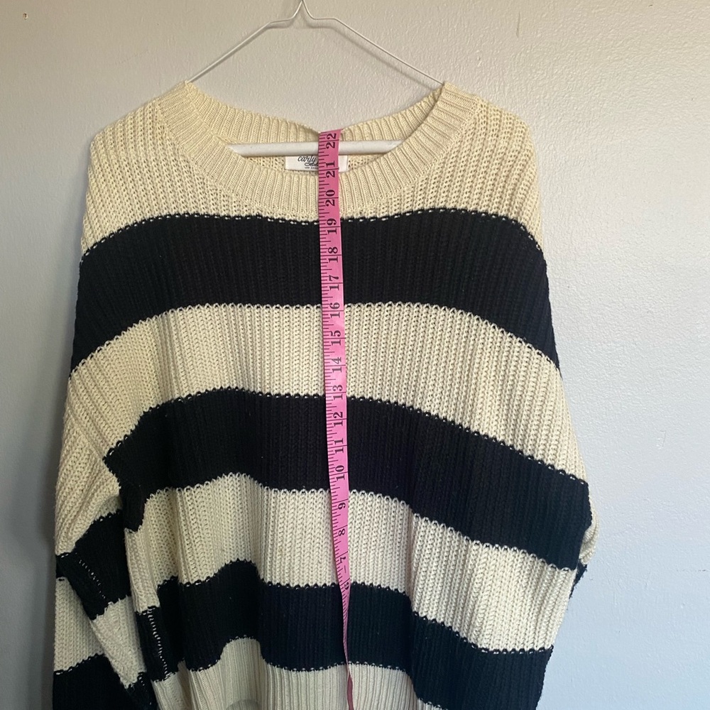 Carly Jean Los Angeles Black and Cream Crew Neck Sweater with Modern Zipper